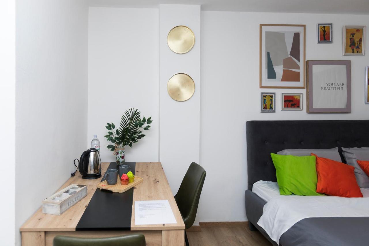 11 Steps' Lovely Studio In The Center Τίρανα Εξωτερικό φωτογραφία